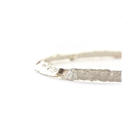 breed halssnoer van zilver met ruwe structuur